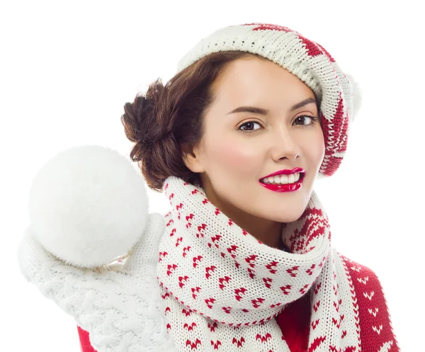 Kobieta z kulką śniegu — Zdjęcie stockowe