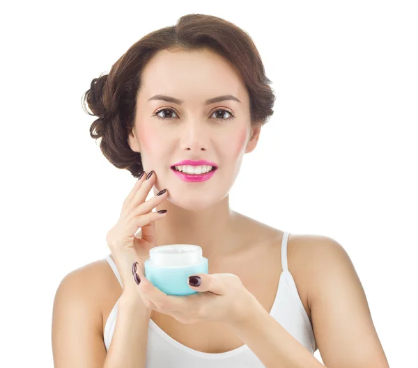 Mujer está aplicando crema —  Fotos de Stock