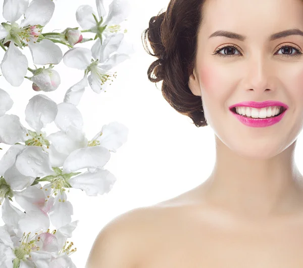 Mujer sobre flores de flor blanca —  Fotos de Stock