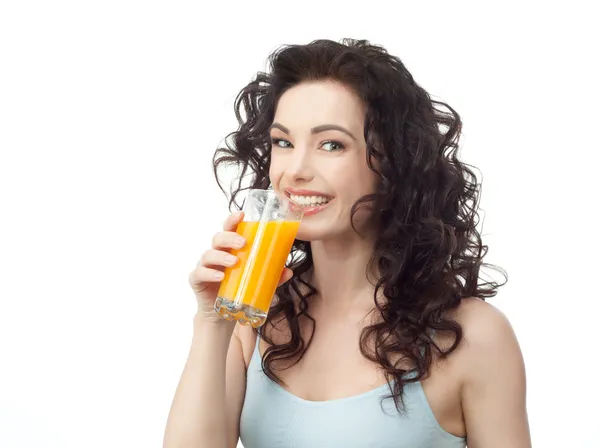 Mulher está bebendo suco de laranja — Fotografia de Stock