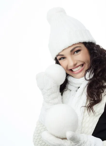 Lachende vrouw met sneeuwbal — Stockfoto