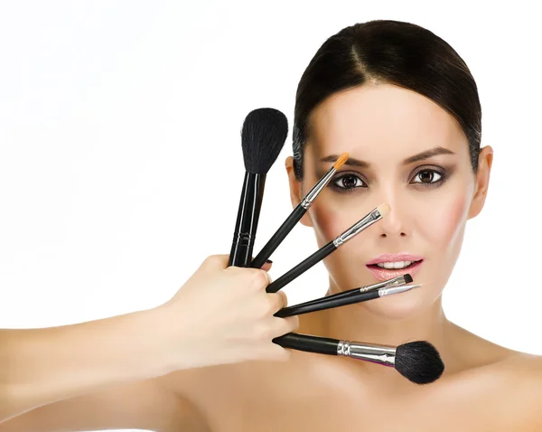 Mulher com pincéis de maquiagem — Fotografia de Stock
