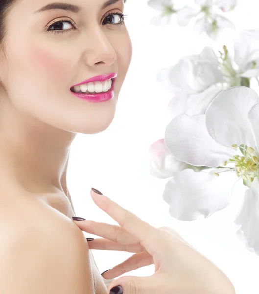 Vrouw met bloesem witte bloemen — Stockfoto