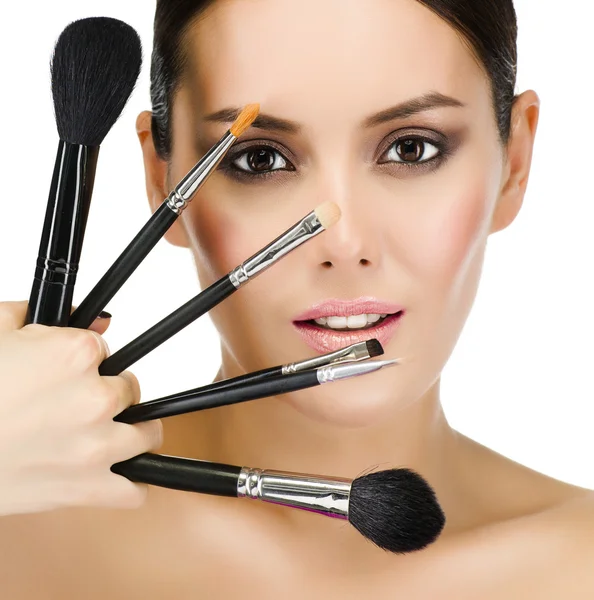 Mujer con pinceles de maquillaje — Foto de Stock