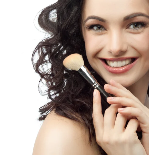 Brünette mit Make-up Pinsel — Stockfoto
