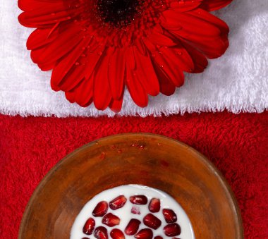 Spa nesneler kırmızı ve beyaz çiçek