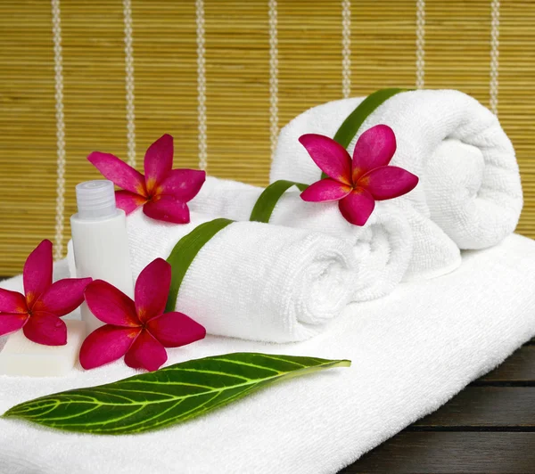 Red plumeria flowers on white towels — Stock Photo, Image