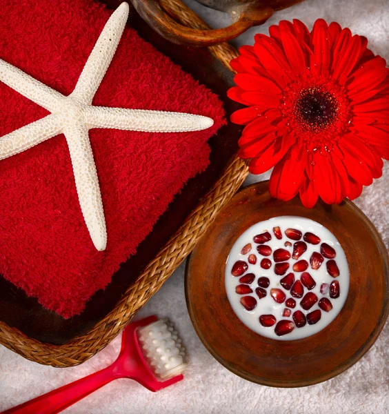 Objetos de spa vermelho e branco com flor — Fotografia de Stock