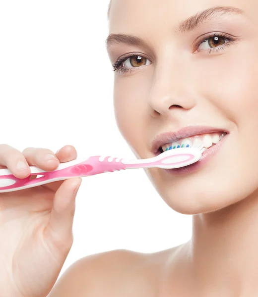 Mujer cepillándose los dientes — Foto de Stock