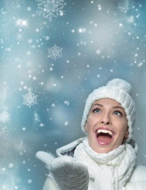 Kışlık elbiseli kız.