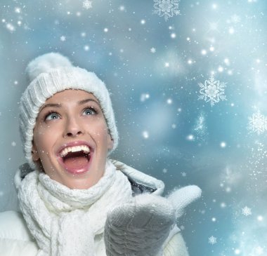 Kışlık elbiseli kız.