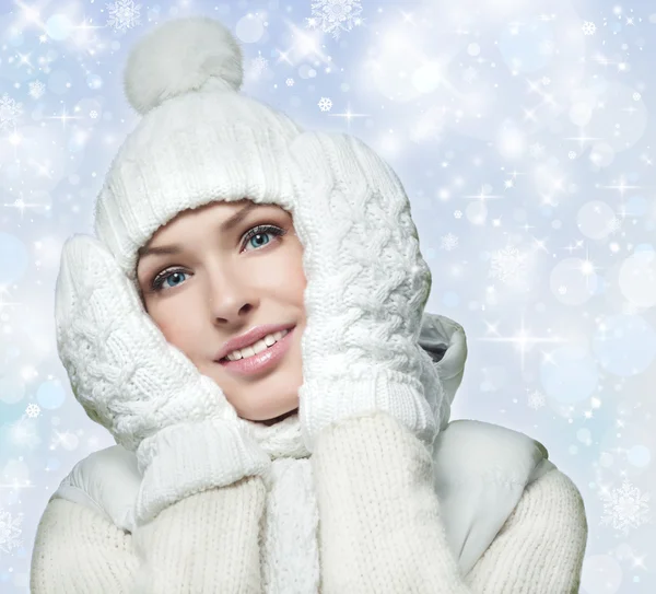 Mädchen in Winterkleidung — Stockfoto