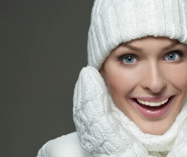 Mädchen in Winterkleidung — Stockfoto