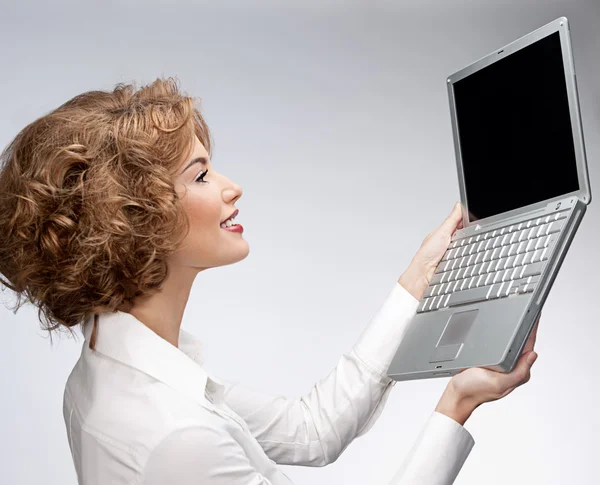 Γυναίκα με φορητό υπολογιστή — Φωτογραφία Αρχείου