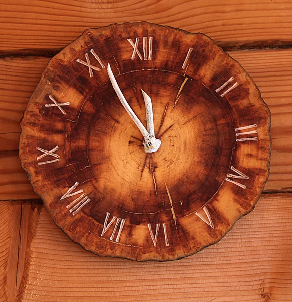 Деревянные часы — стоковое фото