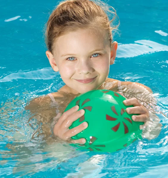 Girl in the swimming pool — Stock Photo, Image