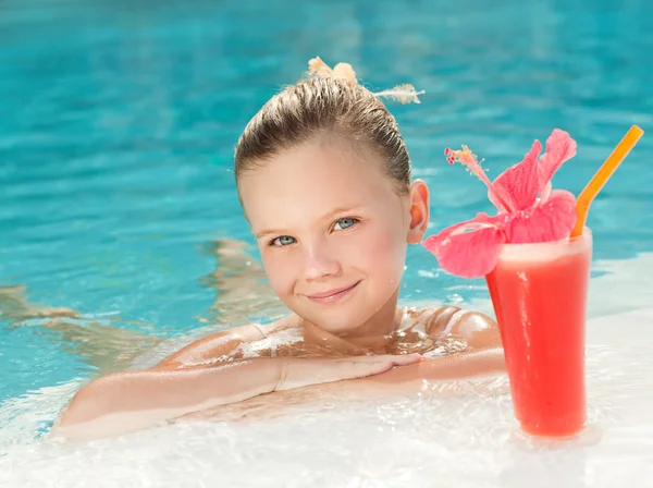 Girl in the swimming pool — Stock Photo, Image