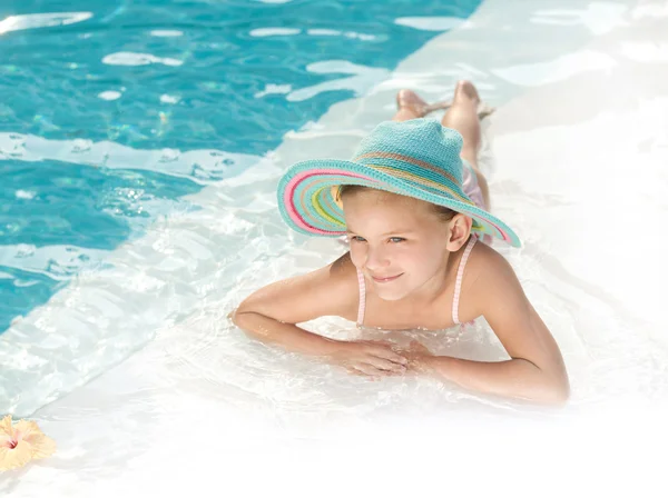 Girl in the swimming pool — Stock Photo, Image