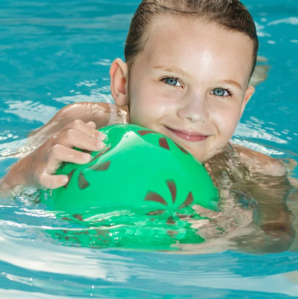 Meisje in het zwembad — Stockfoto