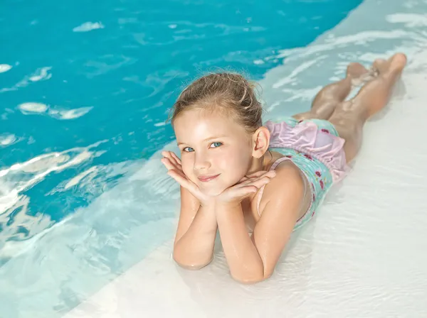 Menina na piscina — Fotografia de Stock