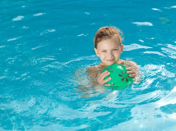 Chica en la piscina — Foto de Stock