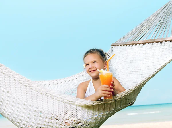 Menina na rede na praia — Fotografia de Stock