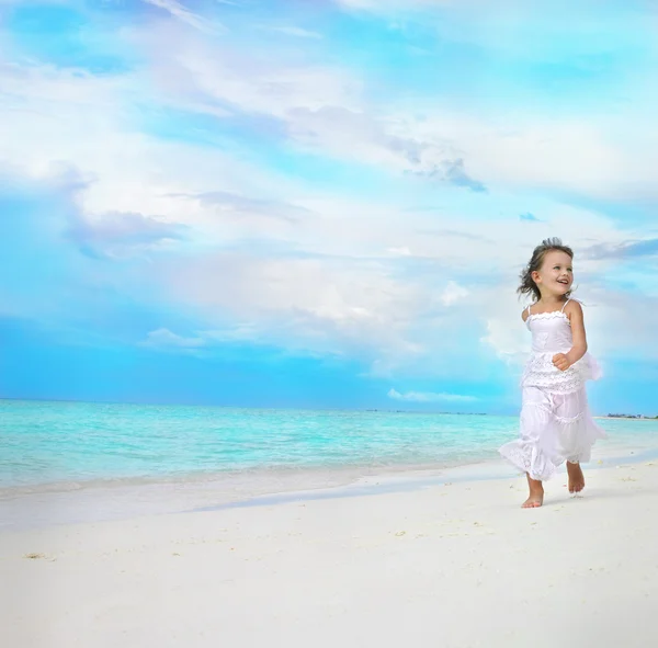 Menina correndo na praia — Fotografia de Stock