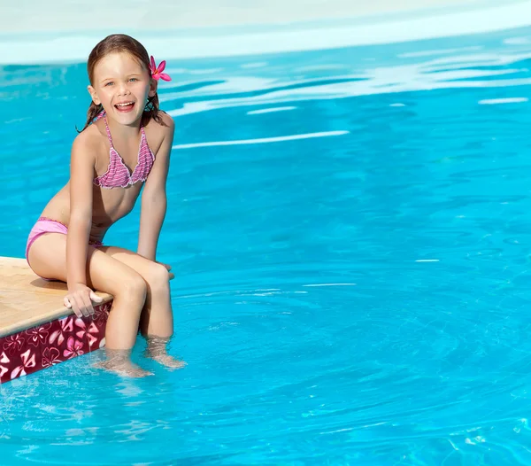 Girl in the swimming pool — Stock Photo, Image