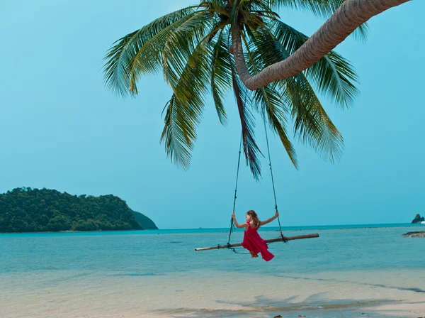 Fille sur la plage — Photo