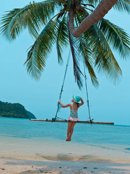 Meisje op het strand — Stockfoto