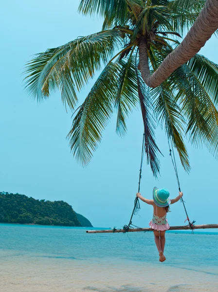 Fille sur la plage — Photo