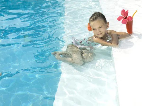 Girl in the swimming pool — Stock Photo, Image