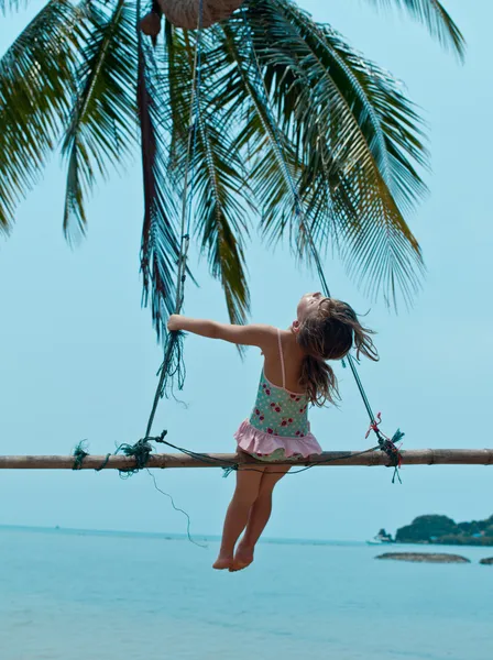 Menina na praia — Fotografia de Stock