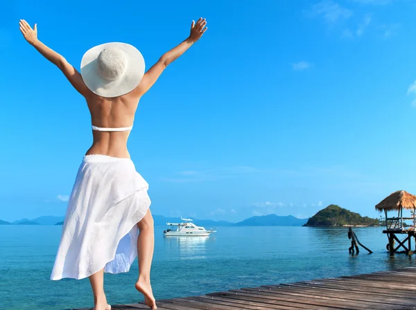 Mujer en la playa — Foto de Stock