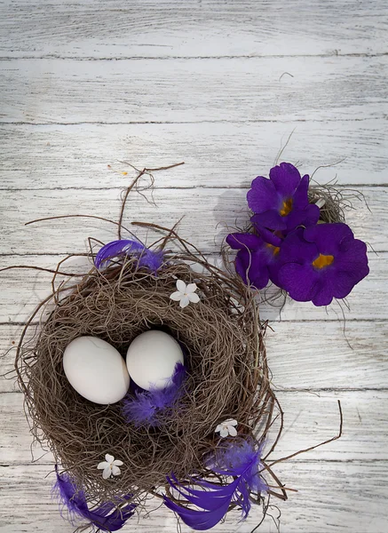 Πασχαλινά αυγά στο τραπέζι σε φωλιά — Φωτογραφία Αρχείου