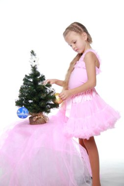 Noel ağacı süsleyen küçük kız