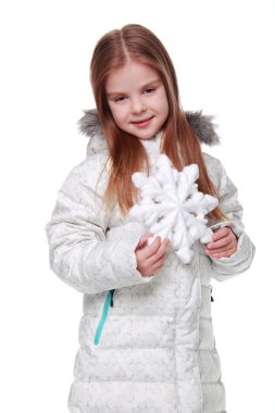 kar tanesi elinde olan Noel kız
