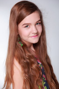 genç bir çiçek elbise