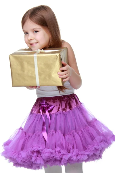 Menina adorável com caixa de presente — Fotografia de Stock