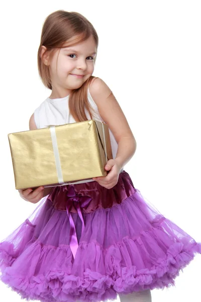 Menina adorável com caixa de presente — Fotografia de Stock