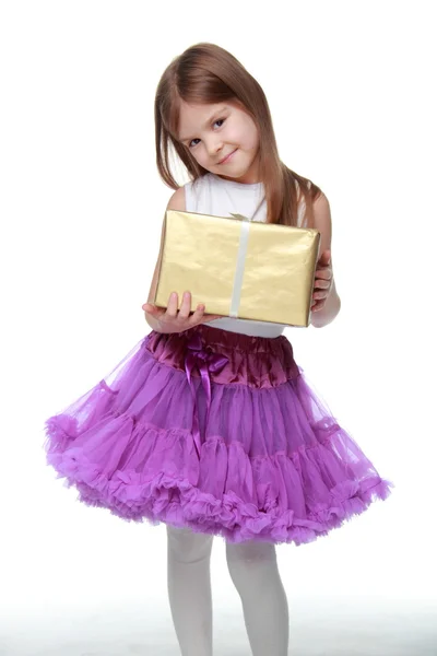 Adorable fille avec boîte cadeau — Photo