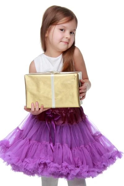 Adorable chica con caja actual — Foto de Stock