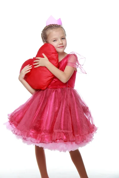 Маленькая девочка с сердцем — стоковое фото