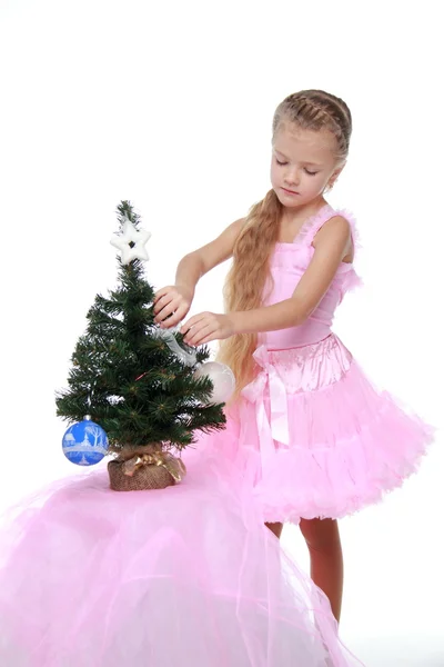 Niña decoración árbol de Navidad — Foto de Stock