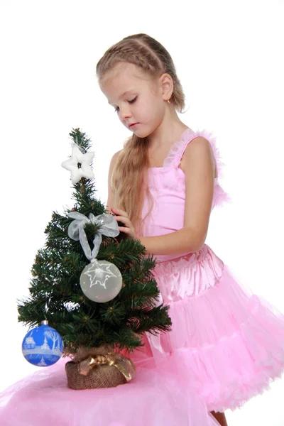 Klein meisje versieren kerstboom — Stockfoto