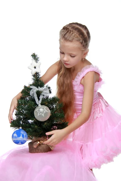 Kleines Mädchen schmückt Weihnachtsbaum — Stockfoto