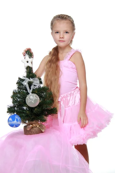 Niña decoración árbol de Navidad — Foto de Stock