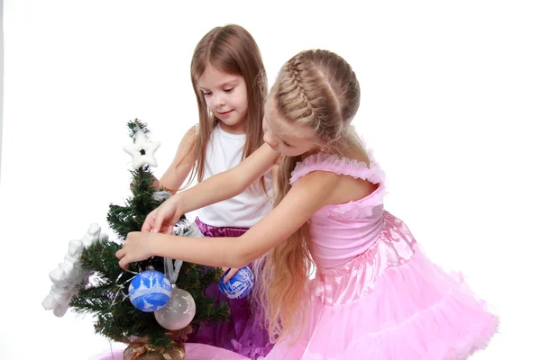 Two girls decorating Christmas tree — Stock Photo, Image