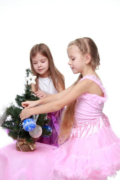 Two girls decorating Christmas tree — Stock Photo, Image