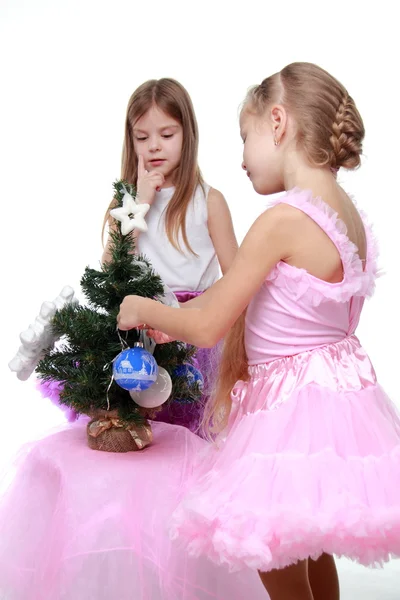 两个女孩装饰圣诞树 — 图库照片